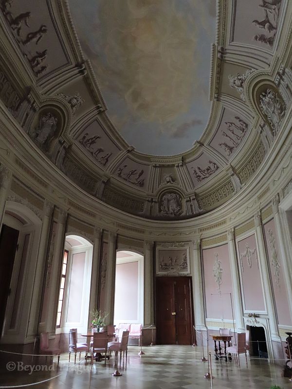 Vranov entrance hall